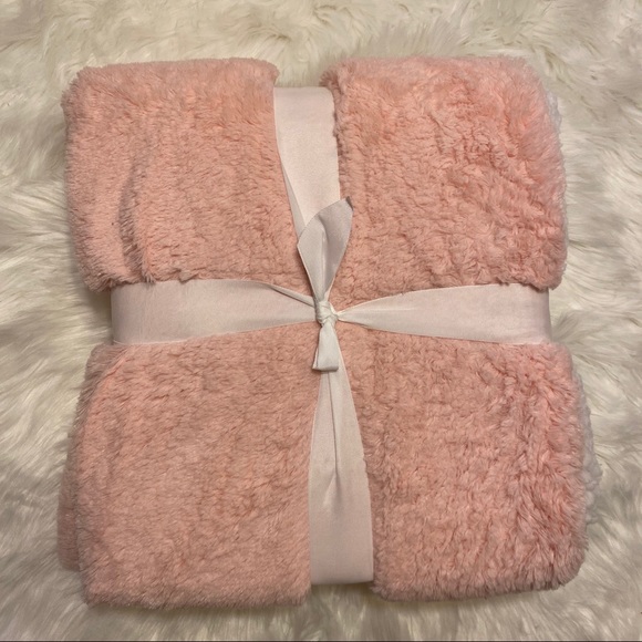 💚SALE! Strawberries & Cream Micromink Sherpa - Picture 2 of 2